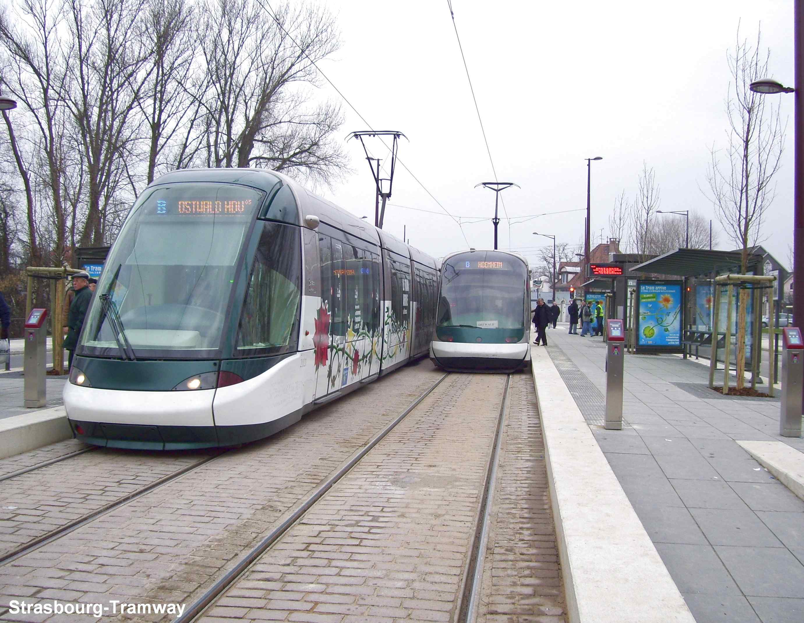 Un Citadis et un Eurotram se croisent en station.